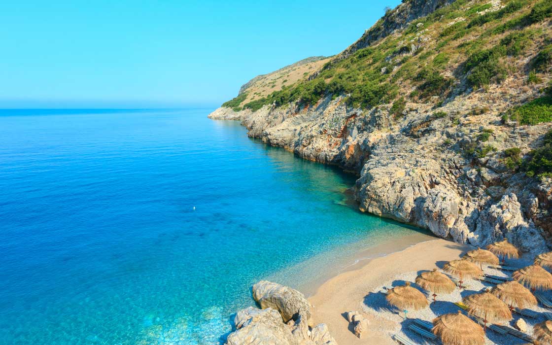 Strand und Küste des Ionischen Meeres in Albanien