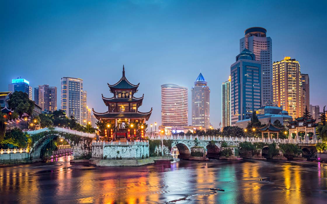 Skyline von Guiyang mit Jiaxiu-Pavillon