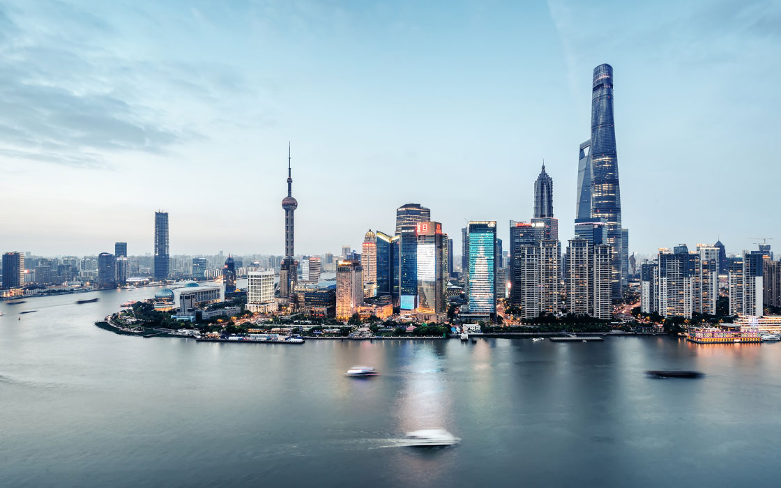 Hochhäuser in Shanghai an der Uferpromenade