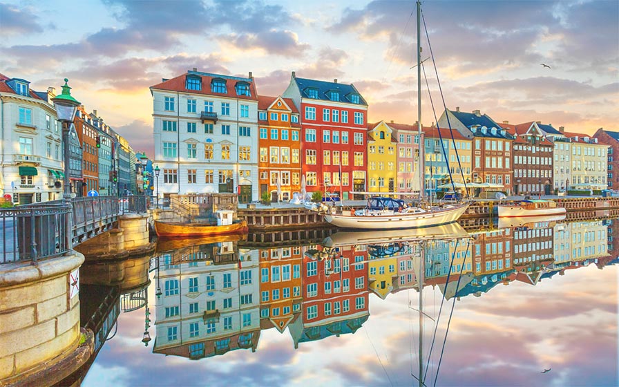 Der berühmte Nyhavn in Kopenhagen mit seinen bunten Häusern