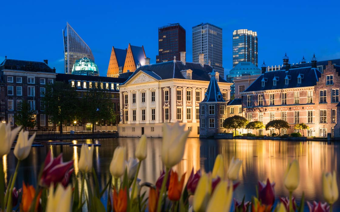 Mauritshuis in Den Haag mit Wolkenkratzern im Hintergrund