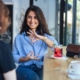 Eine Frau gebärdendolmetscht in einem Café