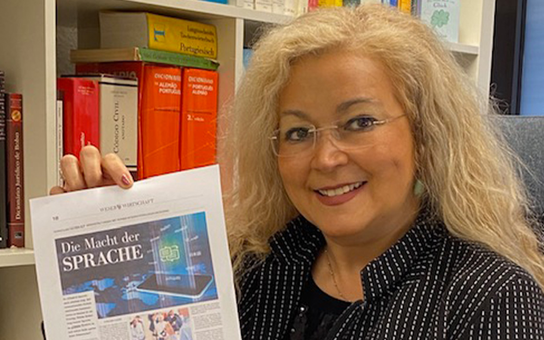 Cátia Kroll Taliani hält ihren Artikel „Die Macht der Sprache“ aus der Weser Wirtschaft in die Höhe