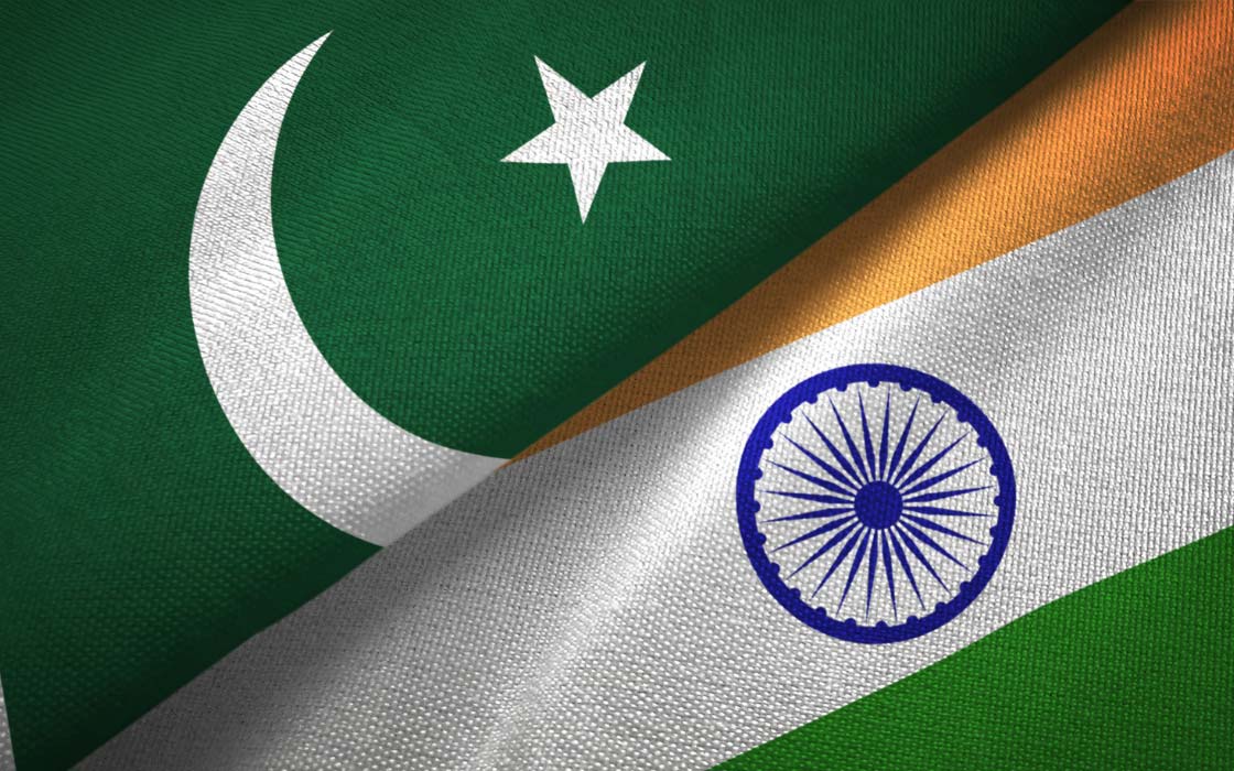 Die Flaggen von Pakistan und Indien in einer Nahaufnahme