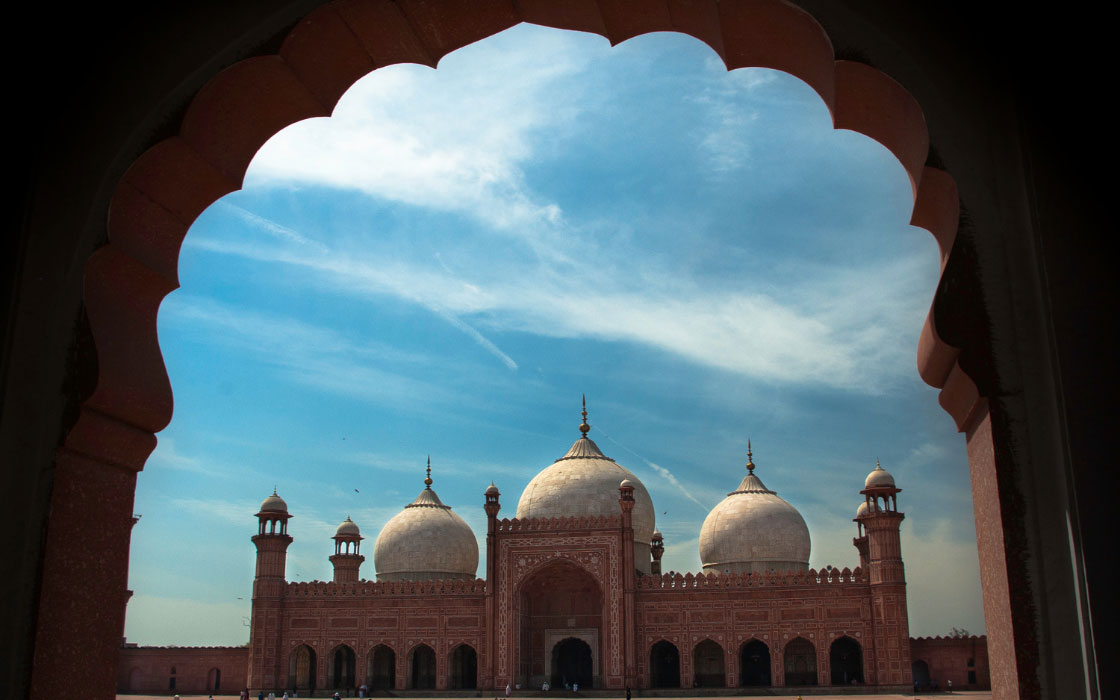 Aufnahme einer Moschee in Pakistan, fotografiert aus einem Durchgang