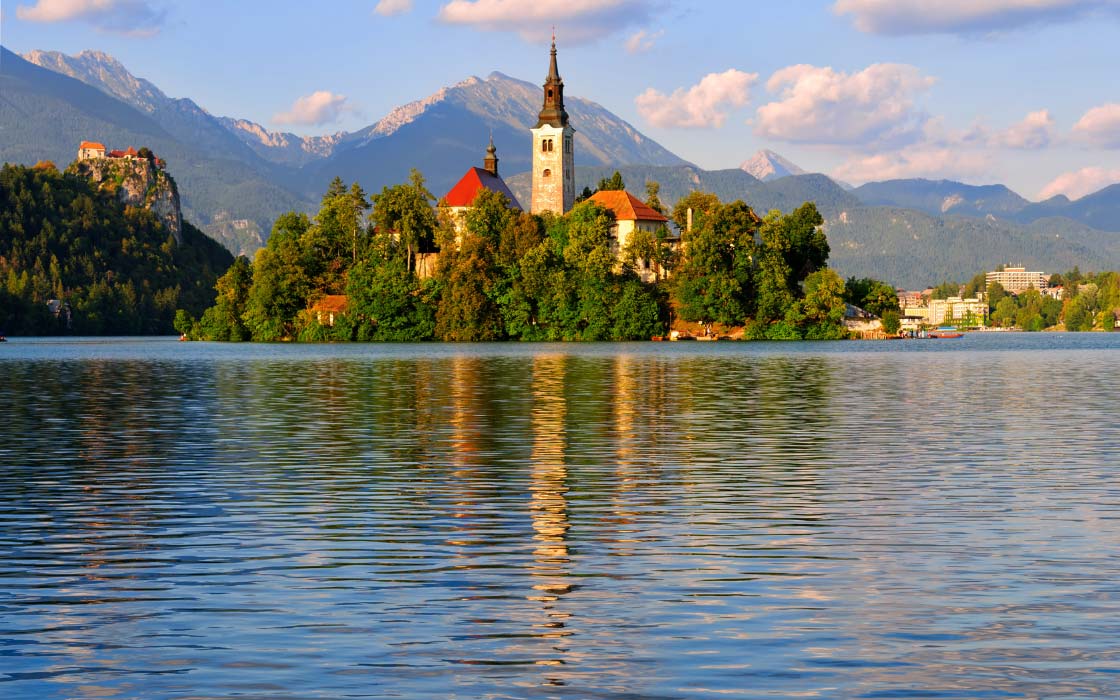 Kirsche auf slowenischer Insel. Im Hintergrund Berge