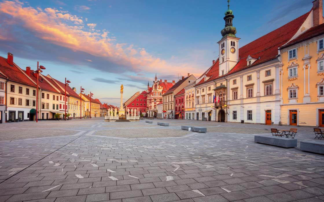 Blick auf einen Marktplatz in einer slowenischen Stadt