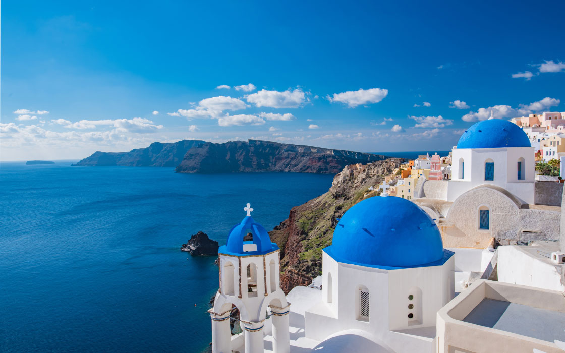 Blick auf typisch griechische Häuser auf Santorini.