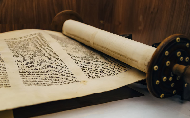 Schriftrolle einer handgeschriebenen Tora