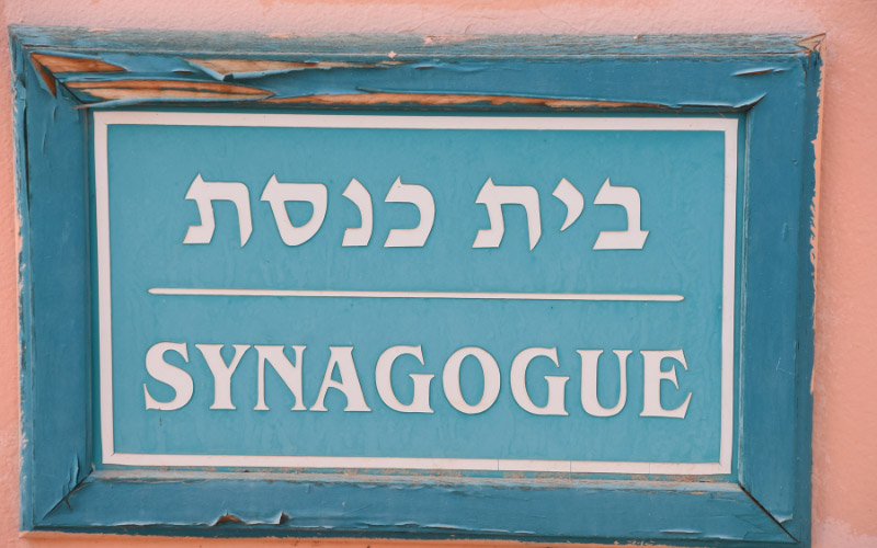 Holzschild mit der Aufschrift: Synagoge