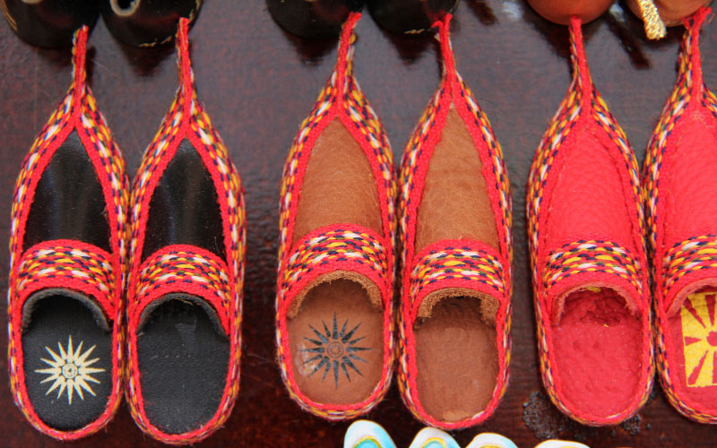 Traditionelle mazedonische Schuhe.