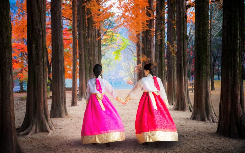 Koreanische Frauen in traditionellem Gewand.