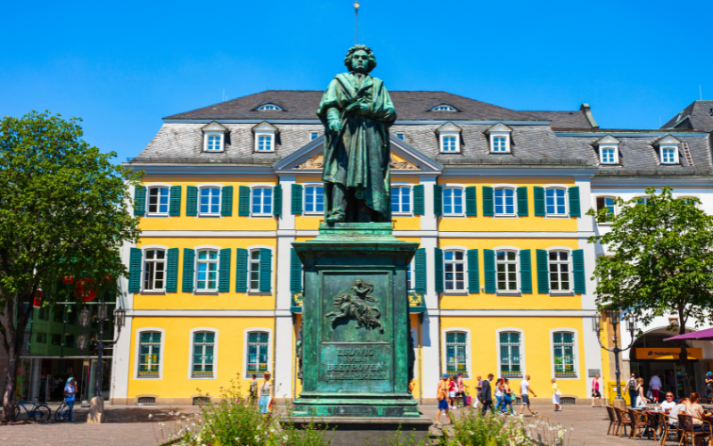 Beethoven-Statue vor dem Bonner Postamt