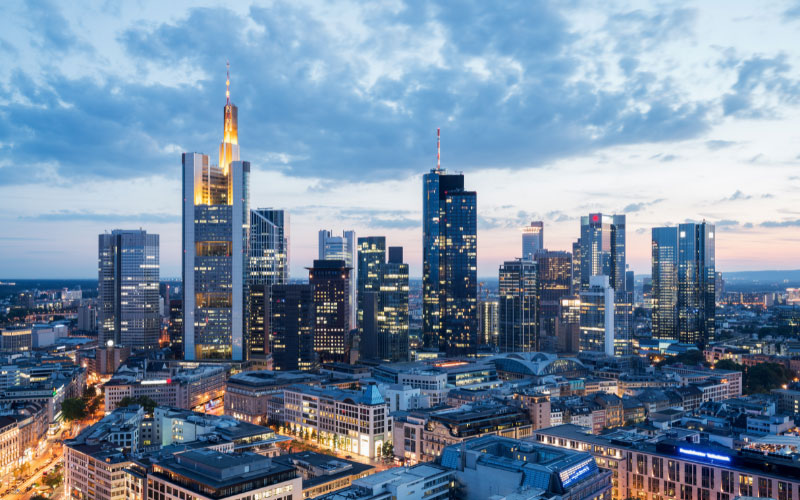 Skyline fon Frankfurt in der abendlichen Blauen Stunde