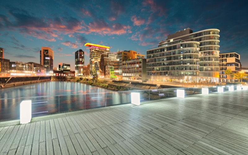 Düsseldorfer Hafen bei Nacht.