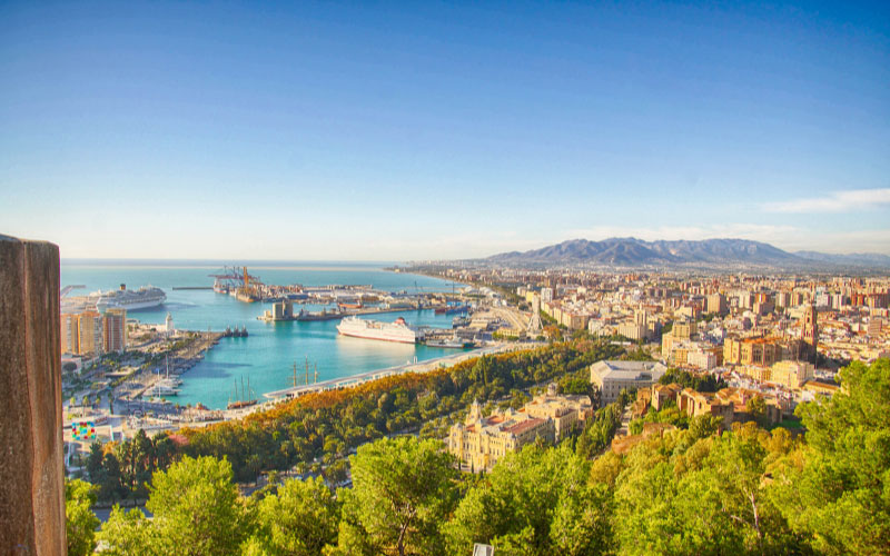 Blick auf Málaga vom Castillo de Girbalfaro.